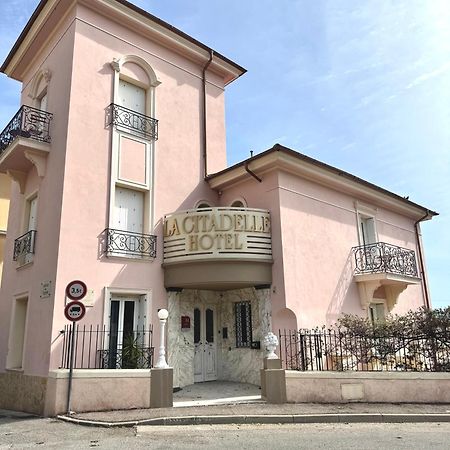 Hotel La Citadelle วีลล์ฟรองซ์-ซูร์-แมร์ ภายนอก รูปภาพ