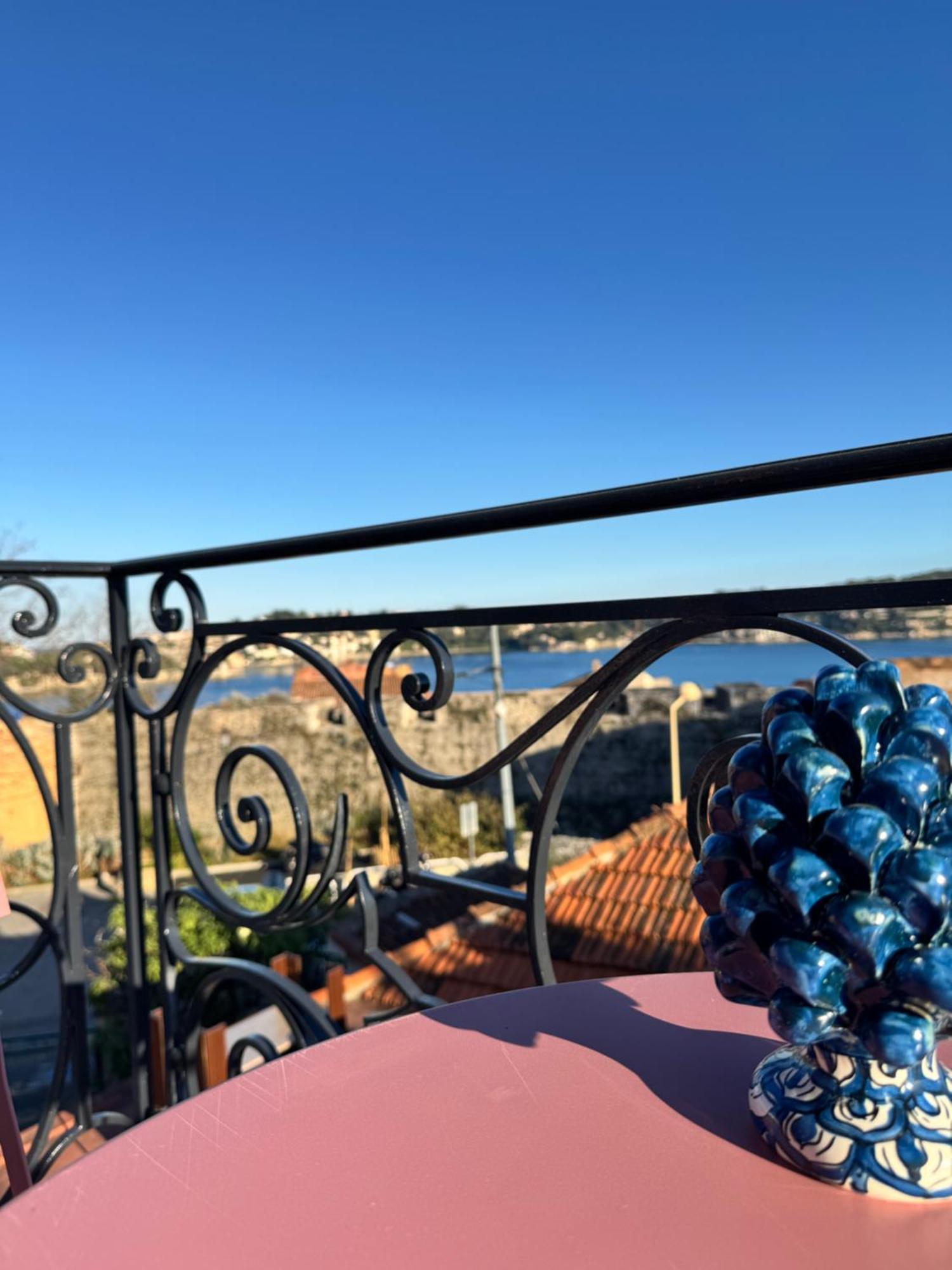 Hotel La Citadelle วีลล์ฟรองซ์-ซูร์-แมร์ ภายนอก รูปภาพ