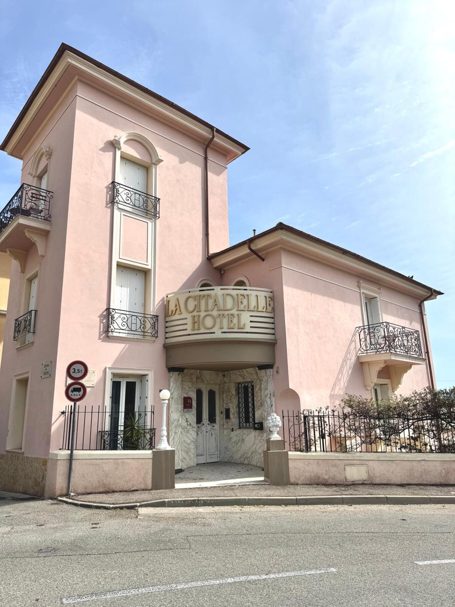Hotel La Citadelle วีลล์ฟรองซ์-ซูร์-แมร์ ภายนอก รูปภาพ
