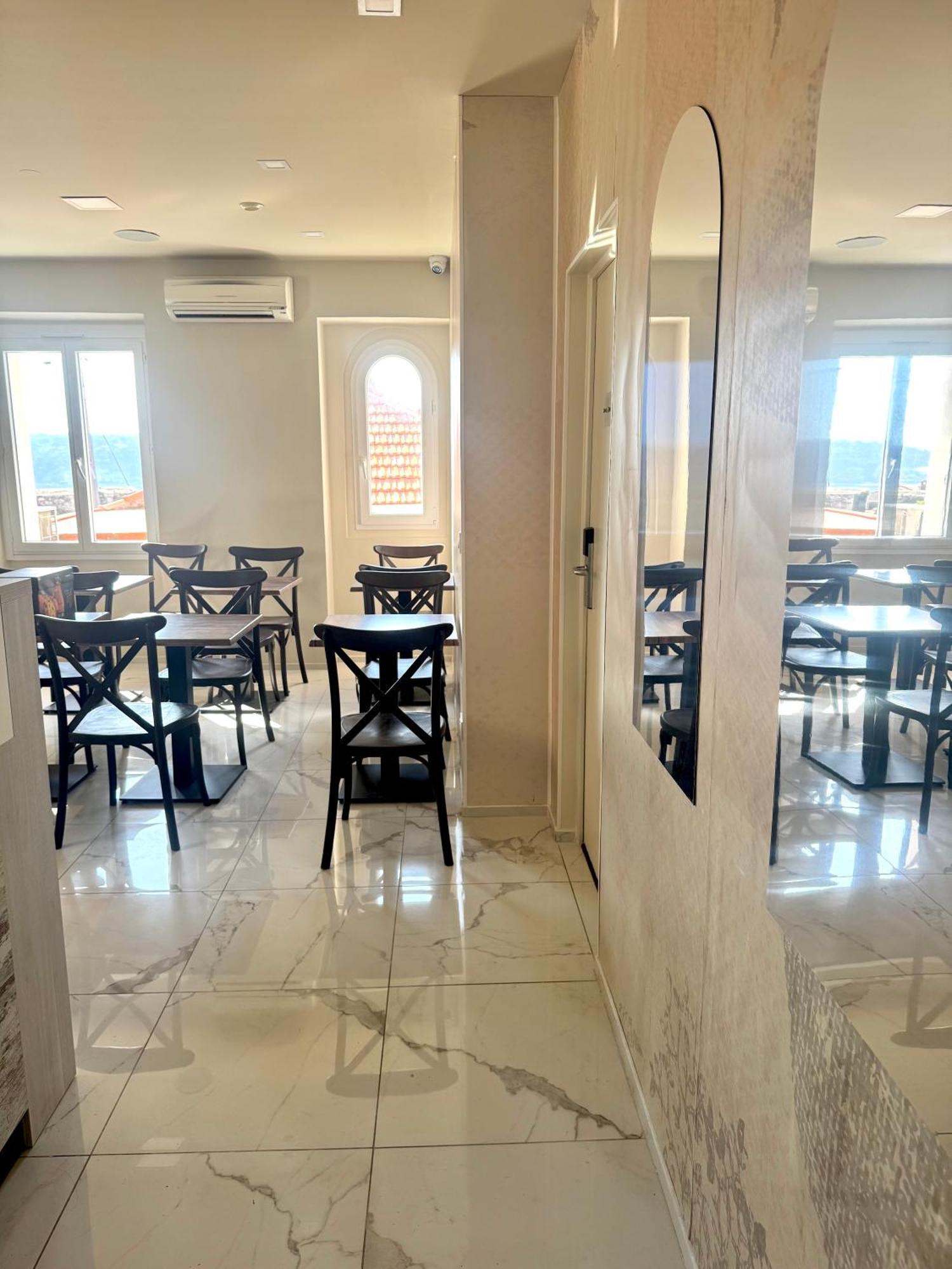 Hotel La Citadelle วีลล์ฟรองซ์-ซูร์-แมร์ ภายนอก รูปภาพ