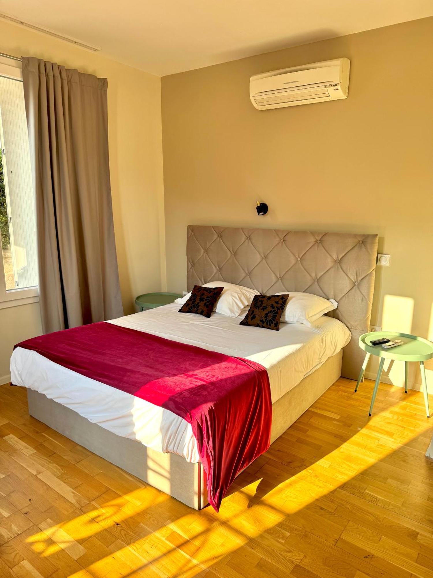 Hotel La Citadelle วีลล์ฟรองซ์-ซูร์-แมร์ ภายนอก รูปภาพ